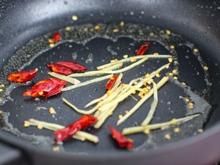 12、芹菜土豆炒肉丝,用锅中底油炒香姜丝和红干椒