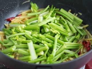 16、芹菜土豆炒肉丝,倒入芹菜炒匀