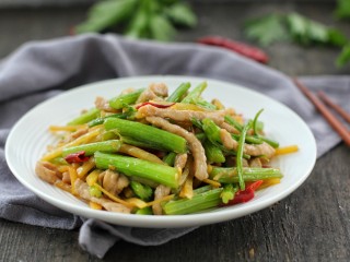 22、芹菜土豆炒肉丝,成品图