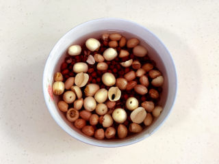 1、牛奶杂粮粥,把红豆、黑米、花生、莲子和燕麦米提前一晚用清水浸泡。