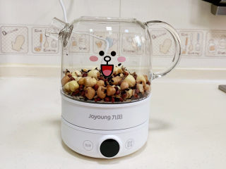 2、牛奶杂粮粥,浸泡好后冲洗干净，放入九阳养生壶内。