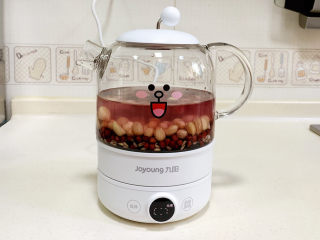 3、牛奶杂粮粥,加入适量的纯净水。