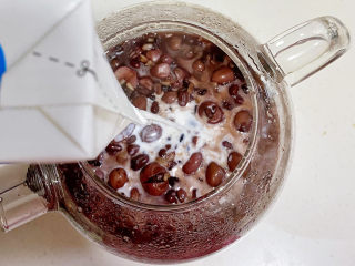 5、牛奶杂粮粥,剩余5分钟加入纯牛奶。