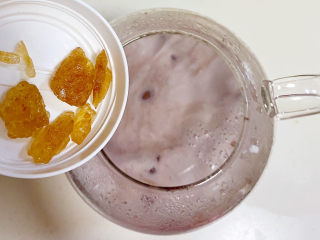 6、牛奶杂粮粥,接着加入冰糖煮沸即可。