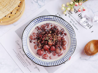 7、牛奶杂粮粥,非常美味又营养的牛奶杂粮粥。