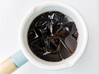 9、蓝莓冻撞奶,凝固后的蓝莓冻,用勺子舀入杯中,