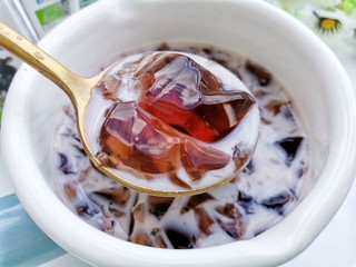 15、蓝莓冻撞奶,你也来一勺哇。