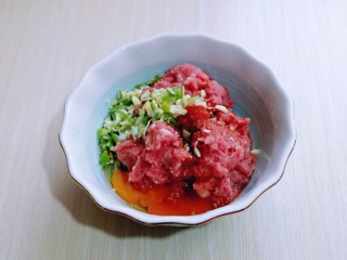 7、皮薄馅大～发面梅干菜肉饼,再加入切好的葱姜蒜末，搅拌均匀备用。