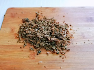 8、皮薄馅大～发面梅干菜肉饼,泡发的梅干菜洗干净挤干水分后切碎。