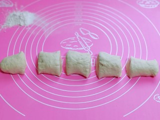 11、皮薄馅大～发面梅干菜肉饼,将发酵好面团搓长条，再切6等份。(面团大小根据个人喜欢来)