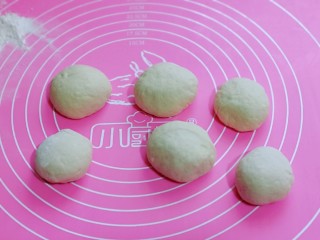 12、皮薄馅大～发面梅干菜肉饼,揉圆，盖上湿布松弛5分钟。