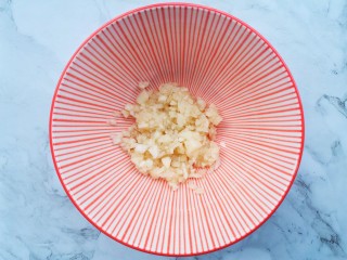 2、酱香饼,蒜末放入碗中，