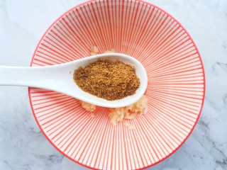 3、酱香饼,加一勺孜然粉，一勺五香粉，