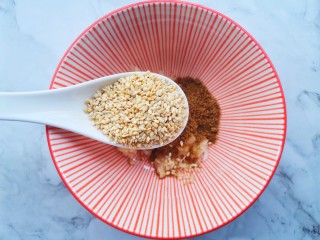 4、酱香饼,1勺白芝麻。