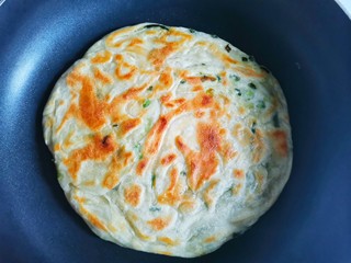 10、酱香饼,手抓饼提前煎至两面金黄，