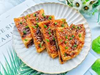 13、酱香饼,切块开吃。