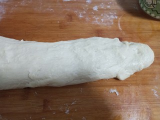 8、安心油条,取出发酵好的面团不用揉面