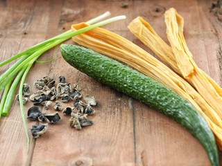 1、黄瓜腐竹拌木耳,准备好所需主食材