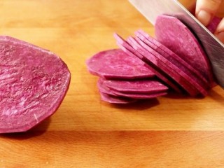 2、紫薯糯米丸子,将紫薯洗净去皮。切成薄片儿，