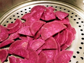 3、紫薯糯米丸子,放入锅中蒸制。切的片越薄越容易蒸熟。