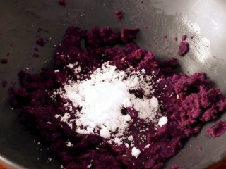 5、紫薯糯米丸子,在紫薯泥中加入白糖，搅拌均匀。