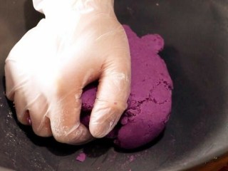 7、紫薯糯米丸子,然后揉成面团。