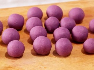 10、紫薯糯米丸子,把所有的方块都揉好。
