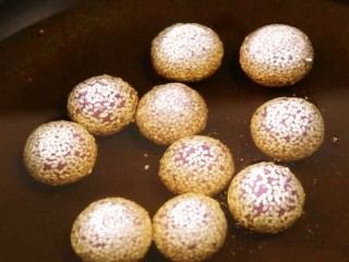 13、紫薯糯米丸子,锅里倒入油，将丸子冷油下锅，开小火慢慢把油温加热。