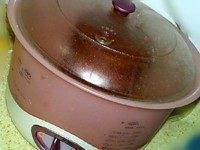 8、皮蛋粥——品臻客五常稻花香粥米,放入电炖锅，炖煮1小时左右