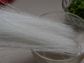 2、鸡蛋酸菜炒粉丝,酸香开胃特别好吃,粉丝用的是绿豆粉丝,口感很好。