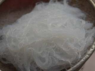 4、鸡蛋酸菜炒粉丝,酸香开胃特别好吃,淋水备用。