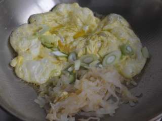 8、鸡蛋酸菜炒粉丝,酸香开胃特别好吃,炒锅倒油烧热,淋蛋液炒定型。放上酸菜,葱姜碎。