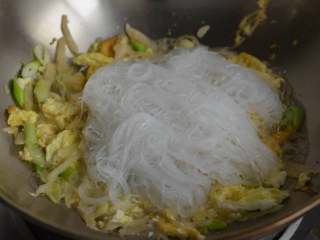 9、鸡蛋酸菜炒粉丝,酸香开胃特别好吃,下入粉丝。