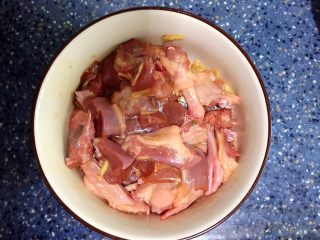 2、砂锅粥—鸽子粥,切好的鸽子肉，放入姜丝、盐，酱油，少量料酒，香油搅拌均匀，腌制15分钟。