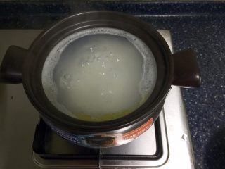 3、砂锅粥—鸽子粥,洗干净的米放入砂锅中，可以滴一些油大火煮开，煮开后用勺子顺着同一方向搅拌几分钟，转小火煮半小时。