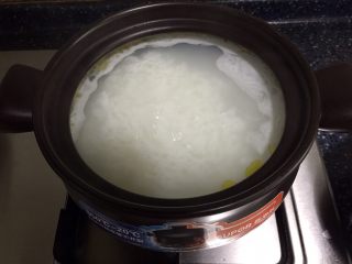 4、砂锅粥—鸽子粥,半小时之后转大火，保持一直滚的状态，