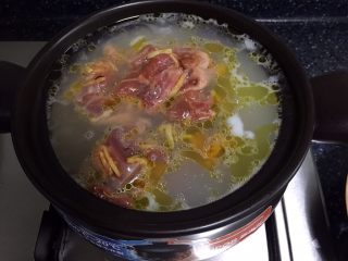 5、砂锅粥—鸽子粥,放入腌制好的鸽子肉。