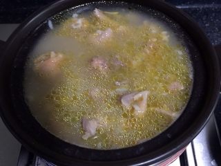 6、砂锅粥—鸽子粥,放入锅中后用勺子或筷子把鸽子肉搅拌开，大火继续煮开。