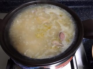 7、砂锅粥—鸽子粥,转小火煮40分钟。
