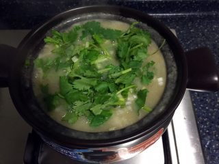8、砂锅粥—鸽子粥,煮好后放入适量的盐，胡椒粉，切好香菜和葱。