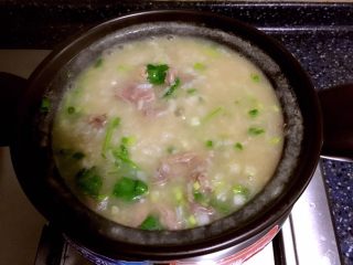 9、砂锅粥—鸽子粥,搅拌均匀即可。