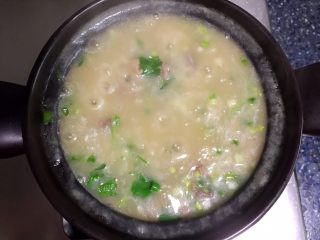10、砂锅粥—鸽子粥,香喷喷的鸽子粥就做好。
