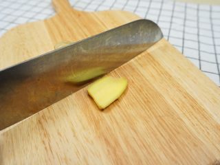 4、蜜汁烤排骨,姜切片备用。