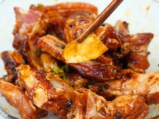 8、蜜汁烤排骨,把排骨里面的调料挑出来。