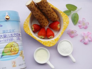 1、酸酸甜甜的奶香草莓????山药球,食材准备：铁棍山药、奶粉、草莓、椰蓉。
