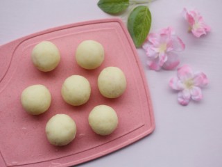 9、酸酸甜甜的奶香草莓????山药球,做成山药球。