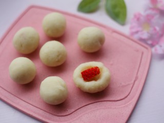 10、酸酸甜甜的奶香草莓????山药球,一颗中间裹上草莓粒。山药球的大小取决于宝宝的情况。