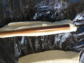 8、油条#挑战鸡蛋的100种做法#,两条叠在一起，用木条在中间按下，在面条两端捏一把，为了炸时不分开，（油条不分家的）