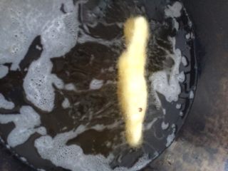 9、油条#挑战鸡蛋的100种做法#,快速放到烧好油中