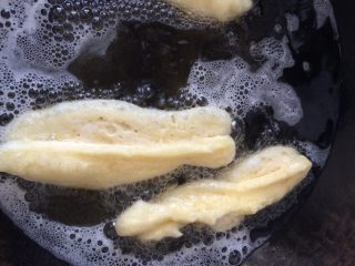 10、油条#挑战鸡蛋的100种做法#,面碰到热油就慢膨胀，慢慢翻转